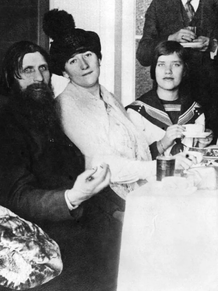 Rasputin s manželkou a dcerou Marií