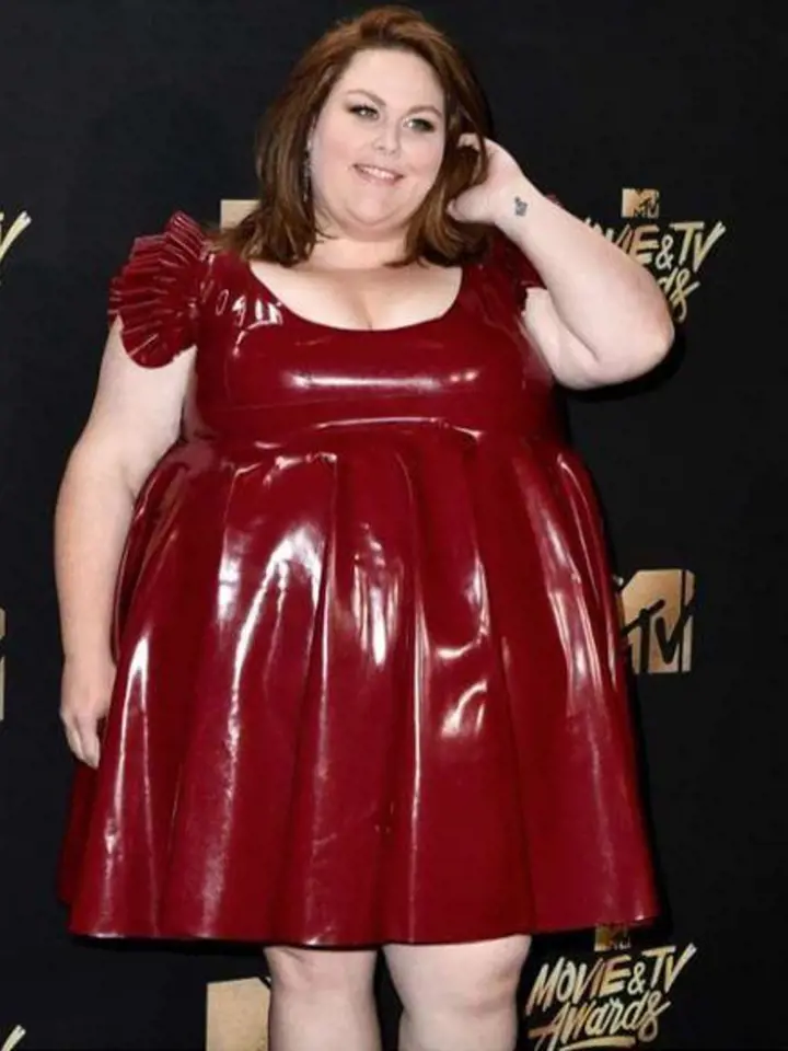 Chrissy Metz - převážně seriálová herečka odmítá dělat, co se od ní očekává. Což znamená, že se odmítá omezovat i přesto, že je obézní, o tom, že by měla zhubnout, prý nikdy nepřemýšlí.