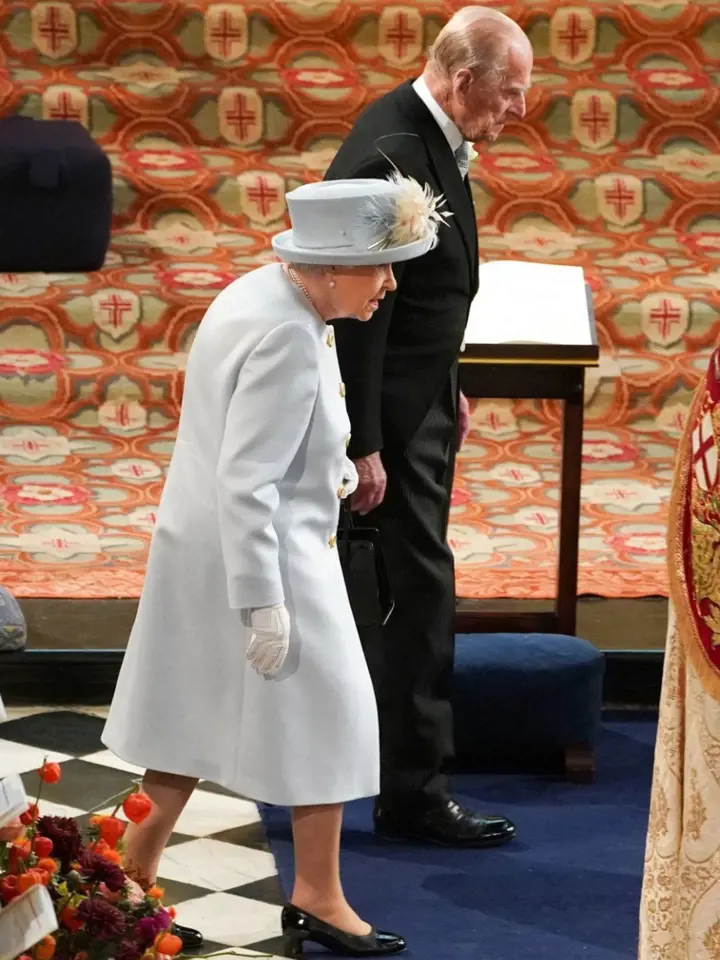 Na svatbu dorazila i královna Alžběta II. v doprovodu s princem Philipem. Královna opět nezklamala a oblékla pastelový kostýmek a boty na podpatku.