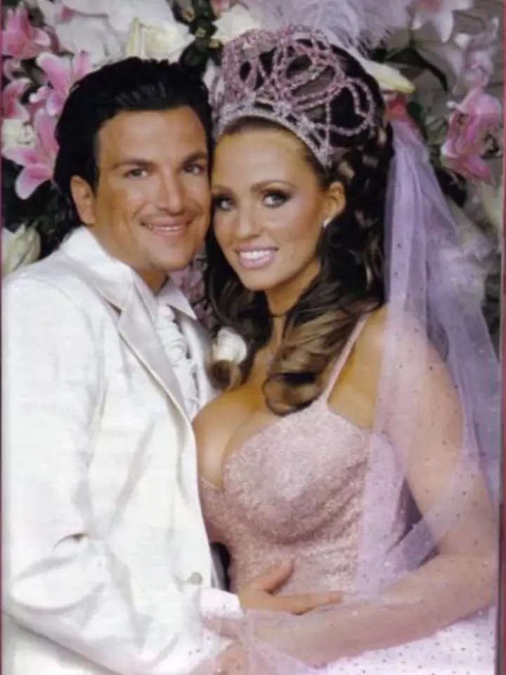 Katie Price měla na svatbě s Peterem Andrem růžové šaty. S těmi spodničkami a čelenkou to ale trochu přehnala.