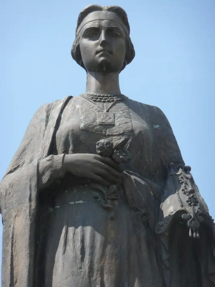 Pomník Roxelany v její rodné Rohatyni na dnešní západní Ukrajině.
