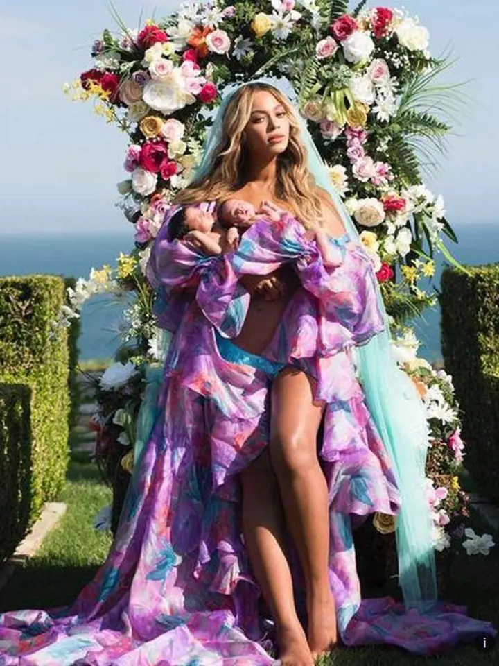 Zpěvačka Beyoncé (36) a raper Jay-Z (48) přivítali letos na svět dvojčátka, kterým dali jména Sir a Rumi, kteří mají starší sestru pětiletou Blue Ivy. Beyoncé rodila s velkou pompou v červnu. Kvůli porodu nechal dokonce nejbohatší ...