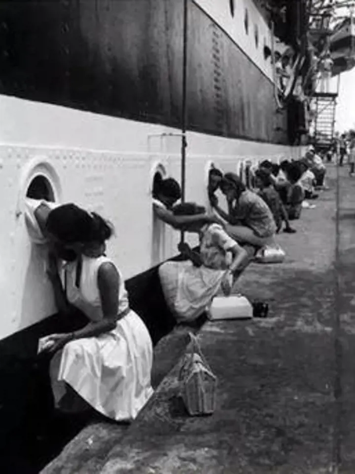 Námořníci se loučí se svými přítelkyněmi.