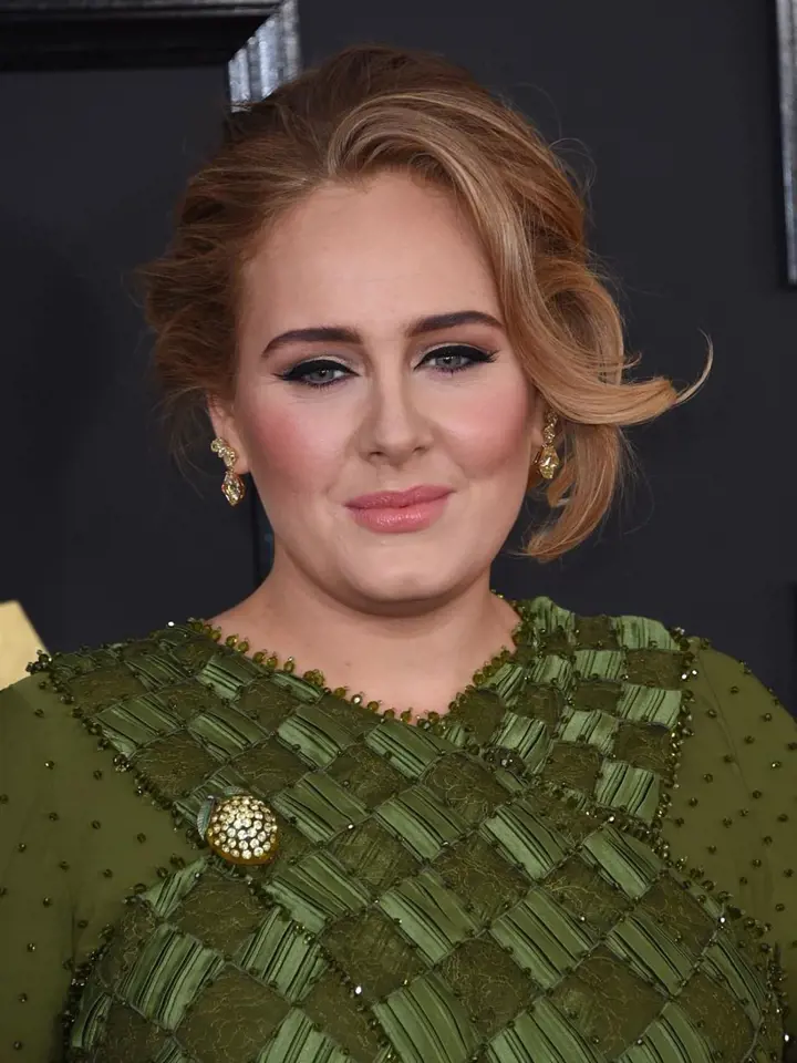 Účesy celebrit na udílení cen Grammy 2017 - Adele