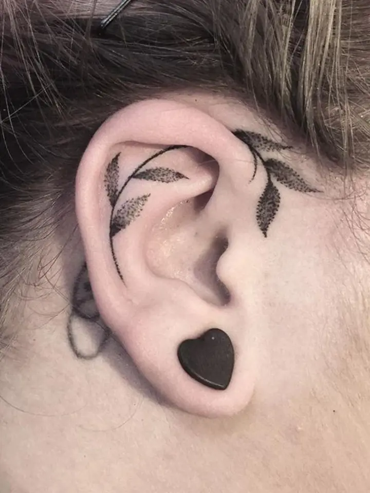 Tetování kolem ucha