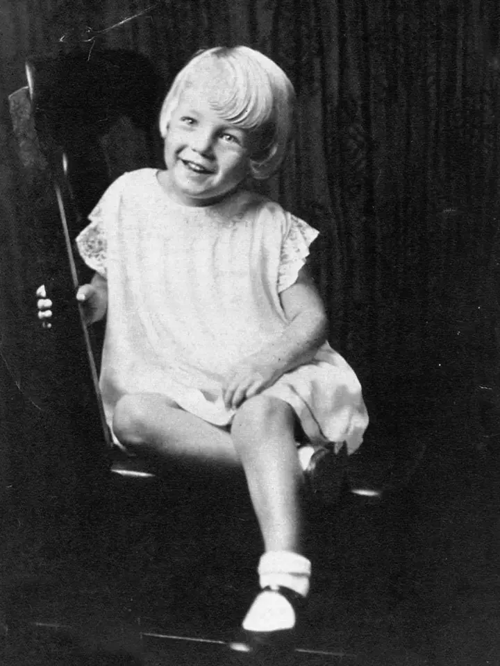 2. Pravé jméno Marilyn Monroe bylo Norma Jeane Mortenson (byla pokřtěna s příjmením Baker). Poté, co se její matka kvůli nadužívání léků proti depresi dostala do léčebny, strávila Norma několik let v sirotčinci a následně vyrůst...