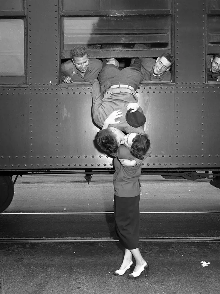 1. Poslední polibek na rozloučenou před odchodem do Korejské války, Los Angeles, 6. září 1950
