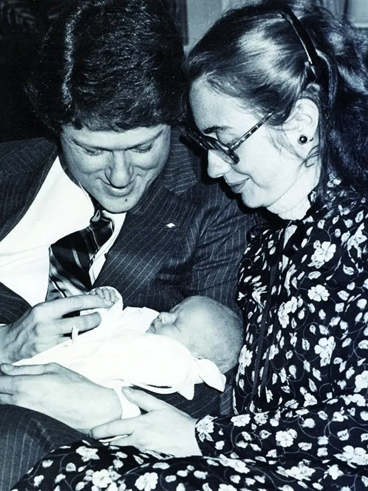 Hillary a Bill, spolužáci z právnické fakulty, se vzali 11. října 1975. O pět let později přivítali na světě své jediné dítě, dceru Chelsea, která se narodila 27. února 1980.