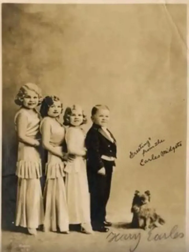 Harry Earles vystupoval se svými sestrami a rodinné seskupení si říkalo Doll family, nebo-li Rodina panenek. Všichni totiž byli velmi malého vzrůstu. Nikdo z rodiny nevyrostl více než 145 cm.