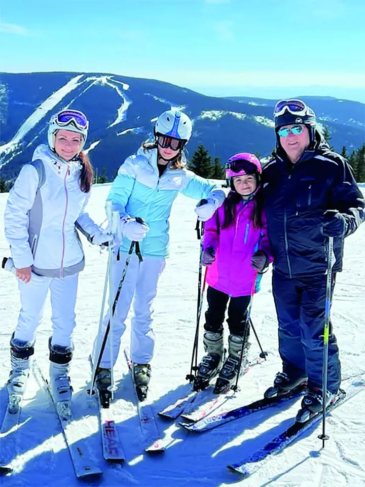 S manželkou a dvěma nejmladšími dcerami na lyžích.