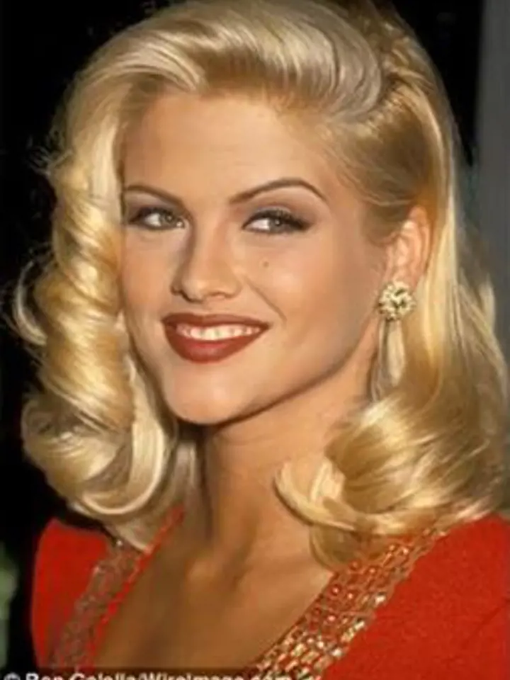 Anna Nicole Smith - zemřela v roce 2007. Její tělo bylo nalezeno v hotelovém pokoji. Příčinou smrti bylo předávkování drogami.