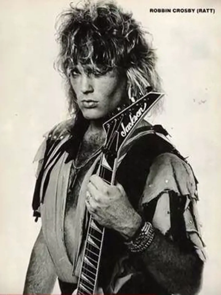 Robbin Crosby (1959-2002) - Kytarista z glam metalové kapely Ratt Robbin Crosby zemřel v roce 2002 na předávkování drogami, nicméně už v roce 1994 mu byl diagnostikován virus HIV, kvůli němuž se osm let pohyboval po nemocnicích.