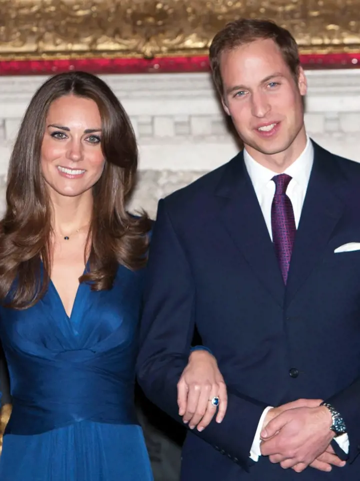 Kate a William při oficiálním oznámení zásnub. Kate dostala od Williama prsten, co nosila i jeho matka - princezna Diana.