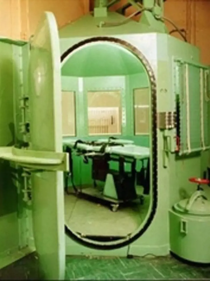Plynové komory se už neužívají z důvodu velkých nákladů. Na obrázku: Plynová komora ve věznici San Quentin v USA