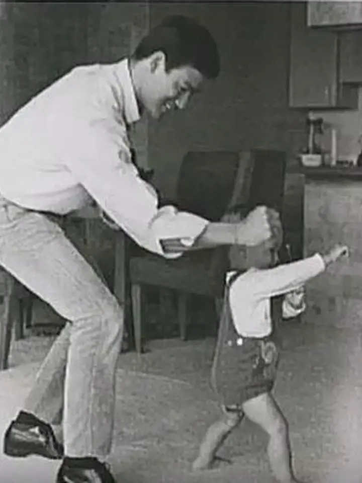 Bruce Lee se synem v roce 1966. Ani jeden už dnes nežije a oba zemřeli za podivných okolností.