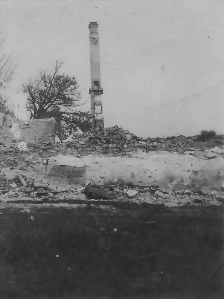 Spáleniště malínské školy v roce 1943. Vesnice hořela týden, nalezené pozůstatky lidí byly pochovány ve společném hrobě na hřbitově v Českém Malíně