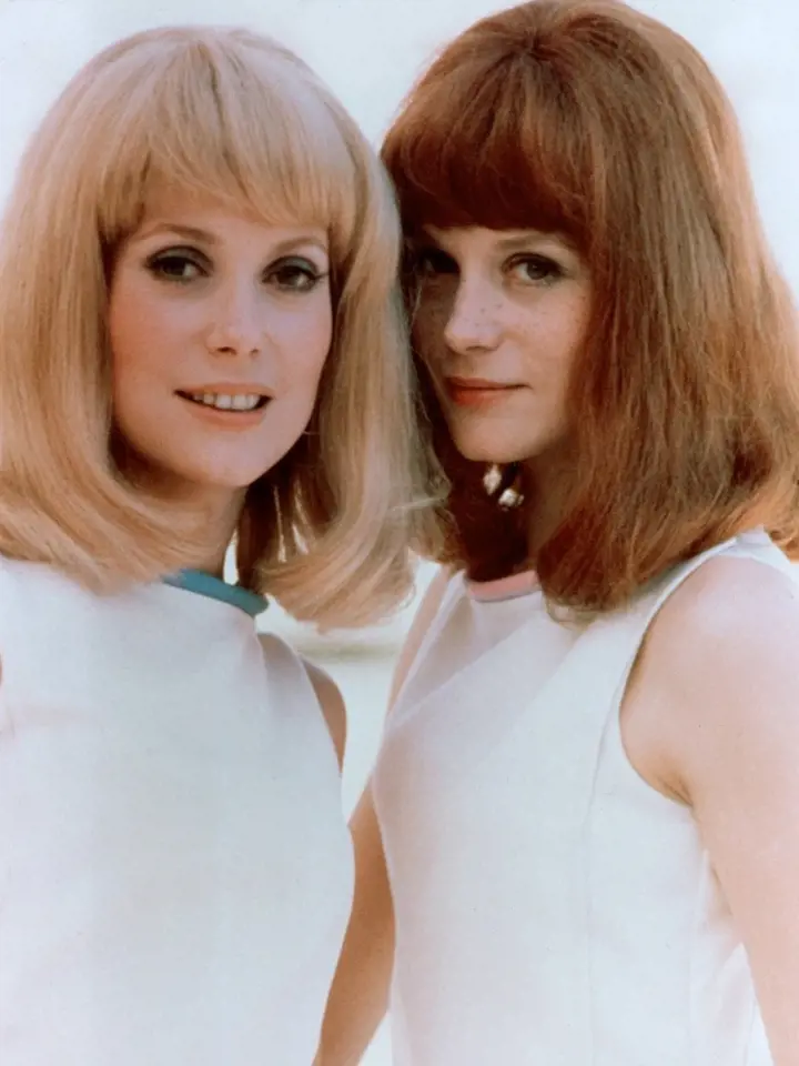 Catherine (vpravo) se sestrou v muzikálu Slečinky z Rochefortu (1967)