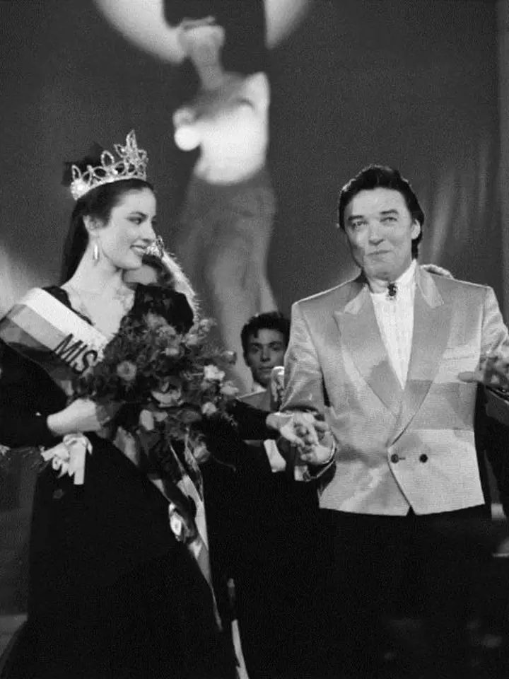 1989 - Karel Gott Ivanu galantně podpořil při finále Miss Československo 1989.