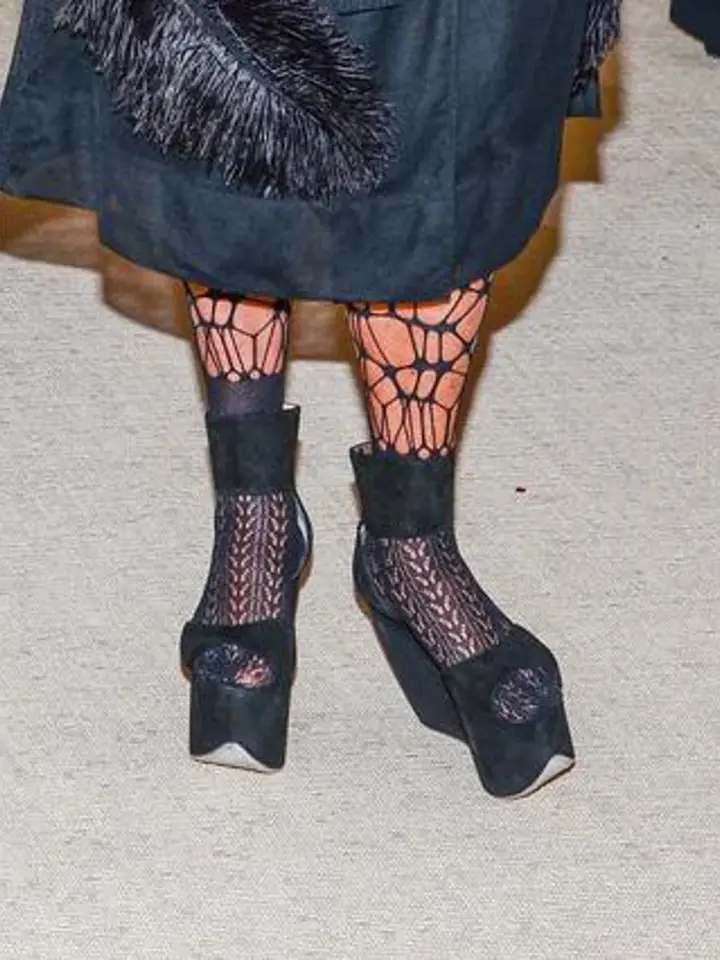 Deborra-Lee Furness měla kromě podivného účesu i velmi podivné boty.