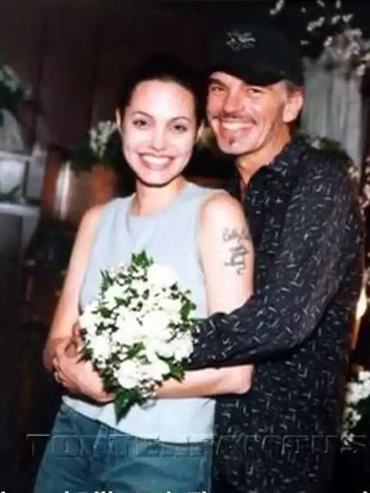 Pětadvacetiletá Angelina se svým druhým manželem Billy Bob Thorntonem.