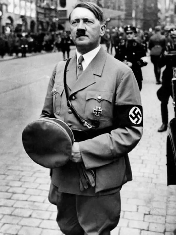 První článek o Hitlerovi vyšel v Police Gazette už v roce 1936.