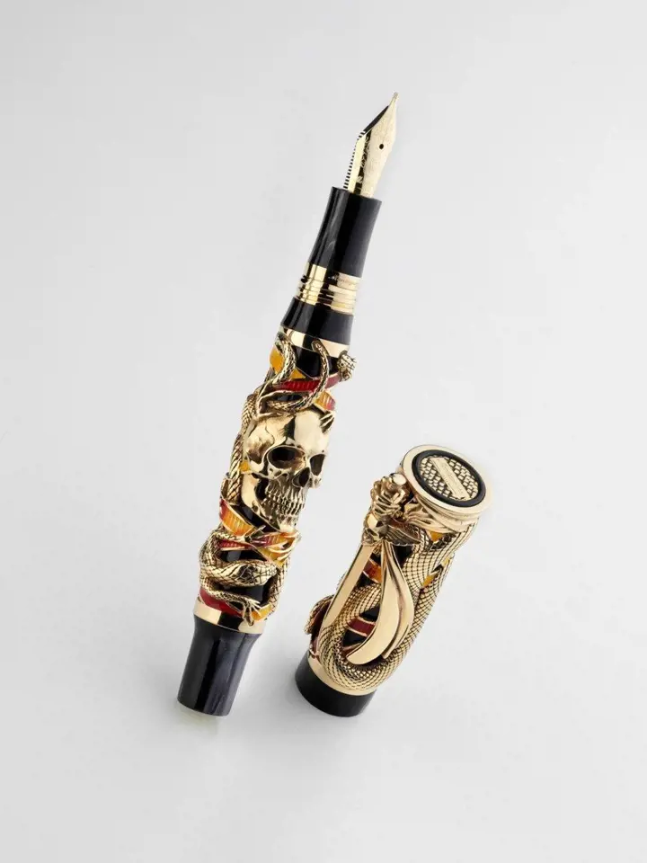 Pero - 61 000 dolarů: Zajímavostí je, že pero pro italskou firmu navrhl herec Sylvester Stallone. 18ti karátové pero bylo vyrobeno v omezeném množství 100 kusů.