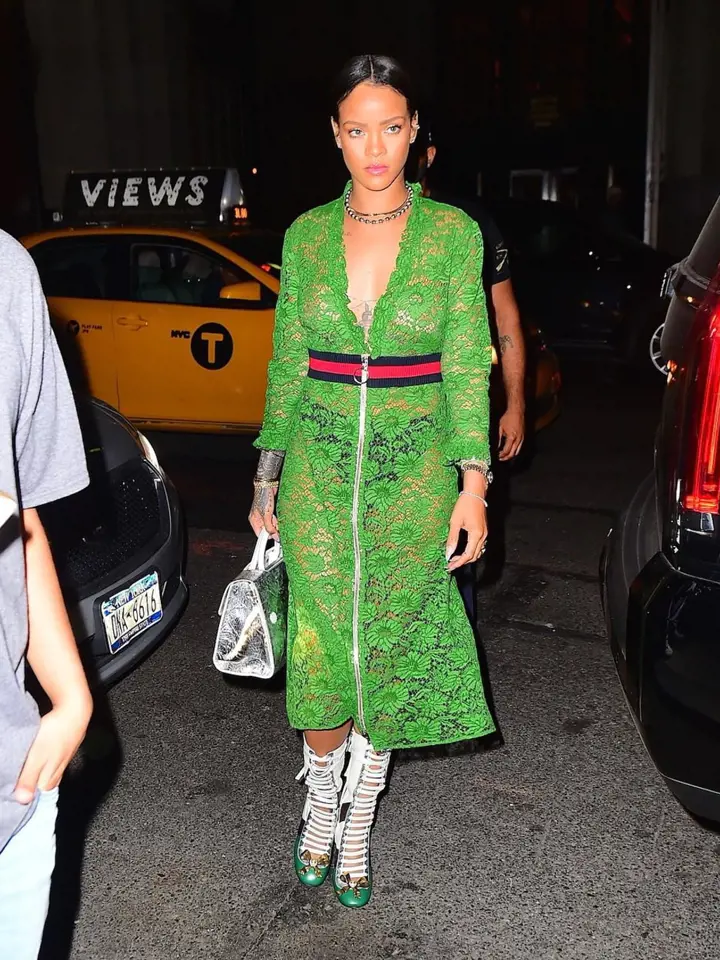 Rihanna - V šatech od Gucciho za 3500 dolarů a samozřejmě bez poprsenky si vyšla zpěvačka do ulic New Yorku.