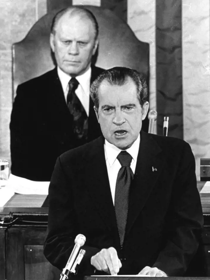 Richard Nixon, v pozadí viceprezident Gerald Ford