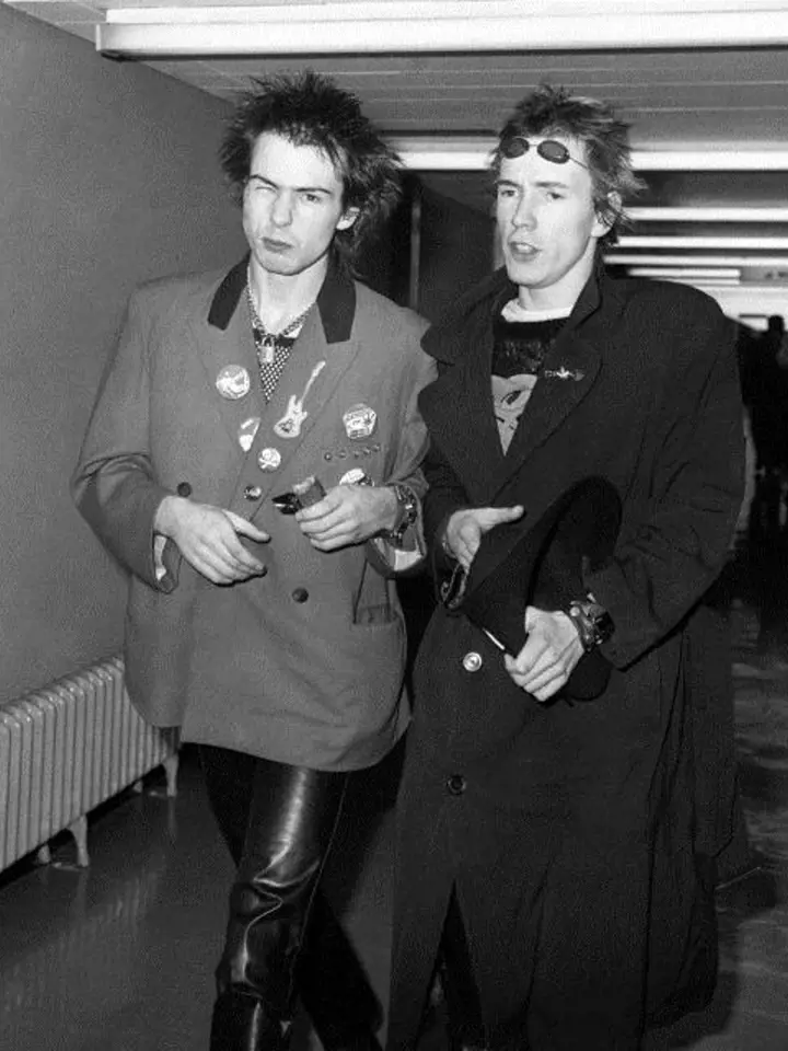 Sid Vicious byl členem nejslavnější punkové kapely všech dob – Sex Pistols. Slávy si ale moc dlouho neužil, zemřel v jednadvaceti letech. V říjnu 1978 byl zatčen za vraždu své tehdejší přítelkyně, Nancy Spungen. Dívka byla ubodán...