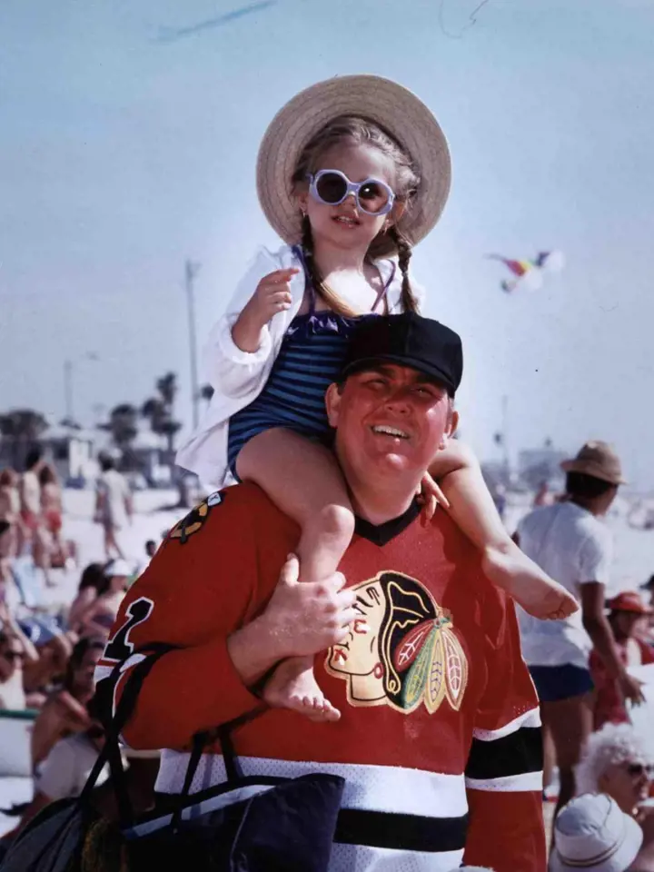 35 let: S dcerou Jennifer na pláži. John si tam vyrazil v hokejovém dresu. 