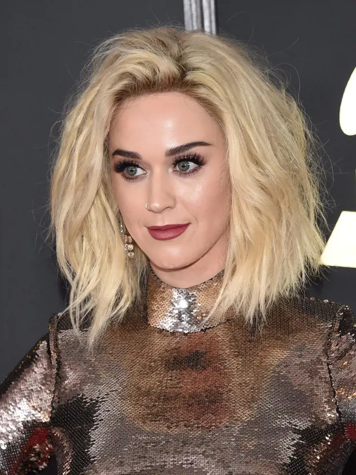 Účesy celebrit na udílení cen Grammy 2017 - Katy Perry