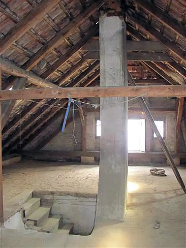 Klasické rákosové stropy nahradí přiznané trámy a dřevěný strop.
