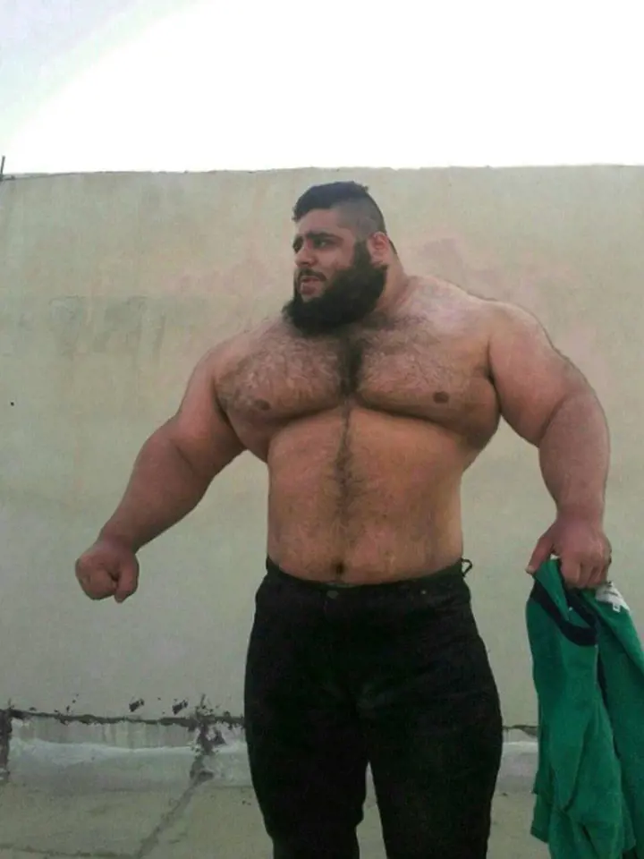 Saraj Gharibi, 24, zvedá víc, než sám váží a přezdívají mu íránský Hulk.