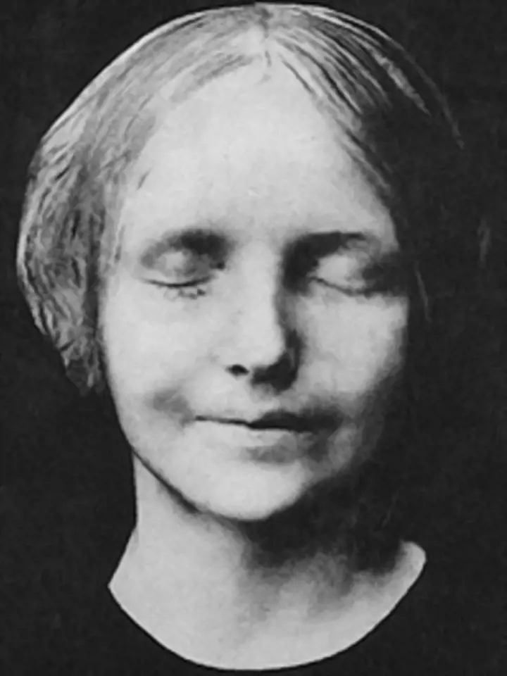 Posmrtná maska neznámé dívky utopené v Seině