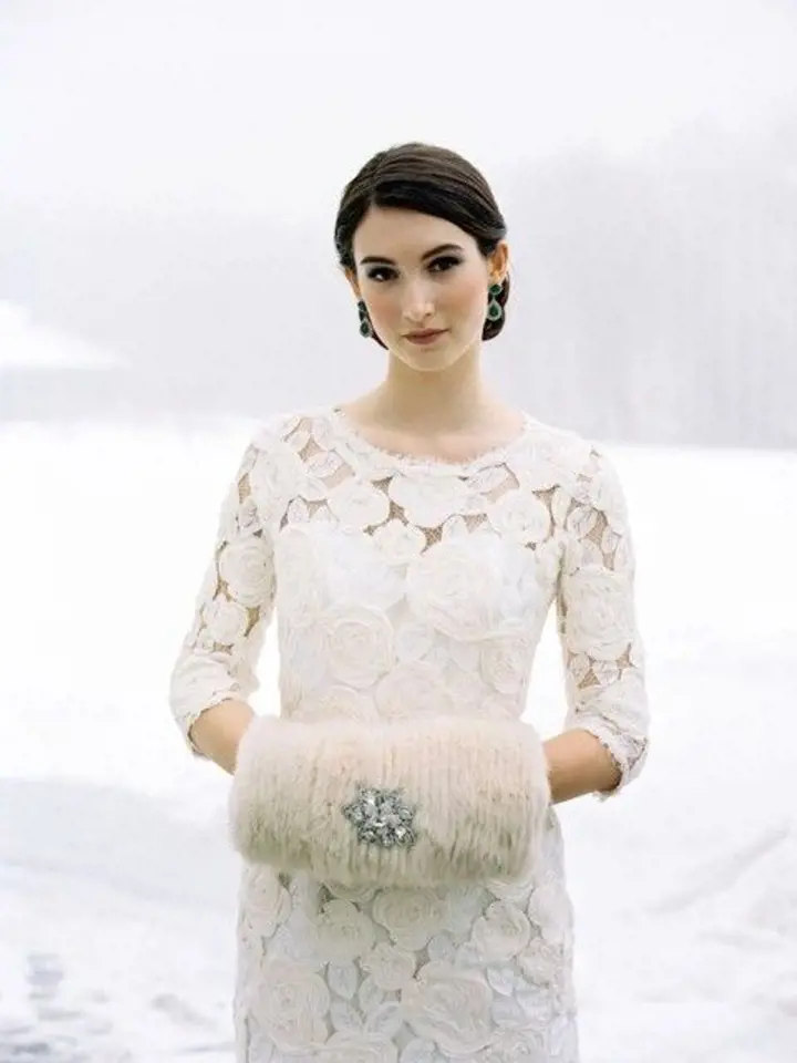 Elegantní rukávník nahradí během zimní svatby květinu. Praktické a originální.