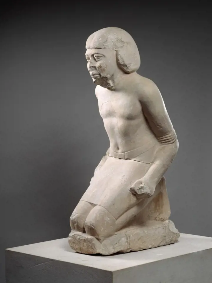 Podrobený otrok - socha z doby Pepiho II.