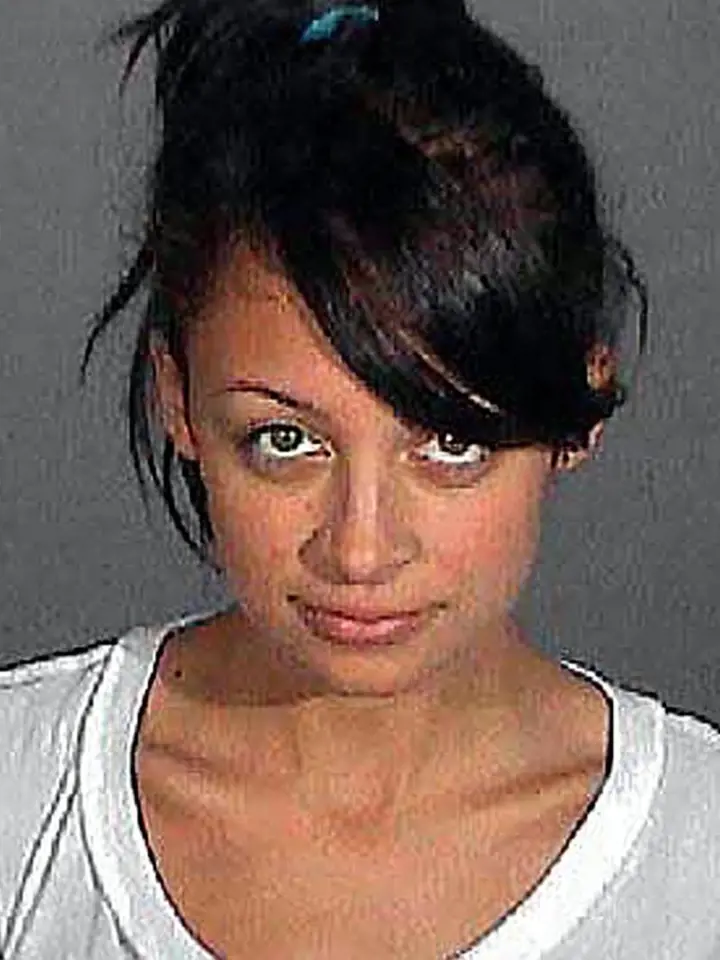 Foto ze zadržení Nicole Richie 11. prosince 2006, kdy řídila pod vlivem drog v Glendale v Kalifornii. Byla vzata do vazby poté, co se u ní nepodařilo provést zkoušku na omamné látky.