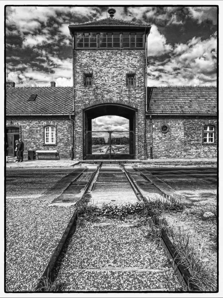 Koncentrační tábor Osvětim II - Birkenau (Březinka), brána do pekla.