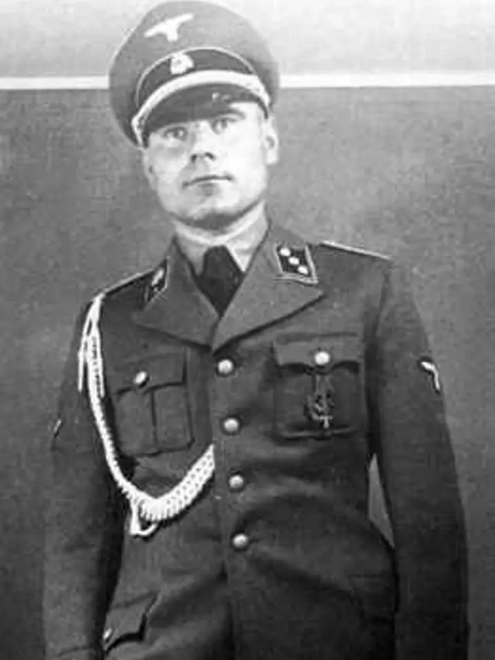 Josef Kramer byl německý důstojník SS a válečný zločinec, velitel koncentračních táborů Auschwitz-Birkenau a Bergen-Belsen.
