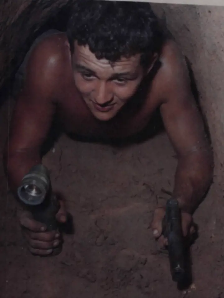 Seržant Ronald H. Payne při průzkumu tunelu