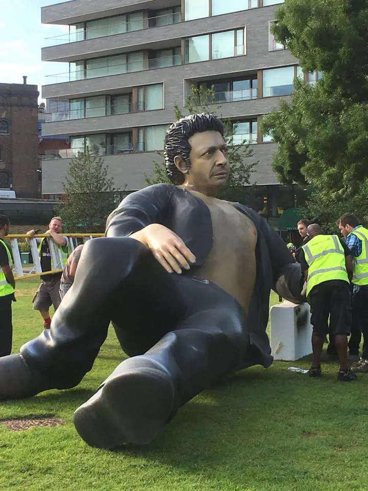 V Londýně se objevila obří socha Jeffa Goldbluma, připomínající Jurský park