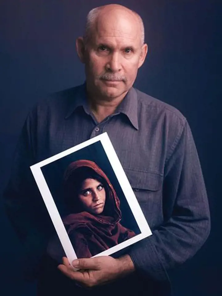Steve McCurry se snímkem, který ho udělal nesmrtelným.
