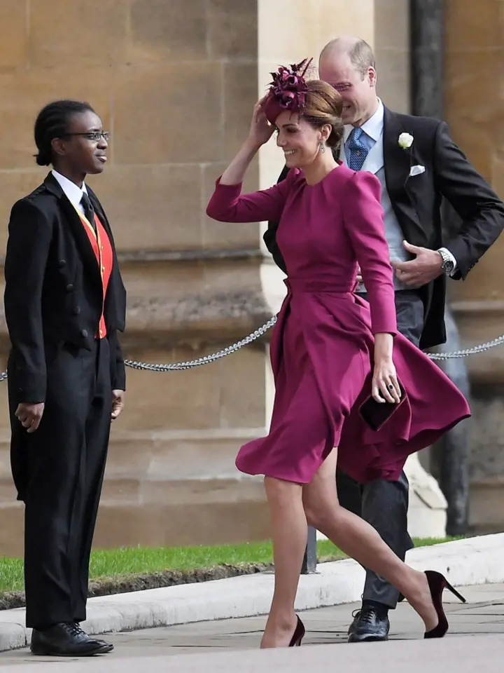 Kate, vévodkyně z Cambridge oblékla na svatbu sestřenice svého manžela tmavě růžový kostýmek s kratší sukní. Velice jí tento model slušel.