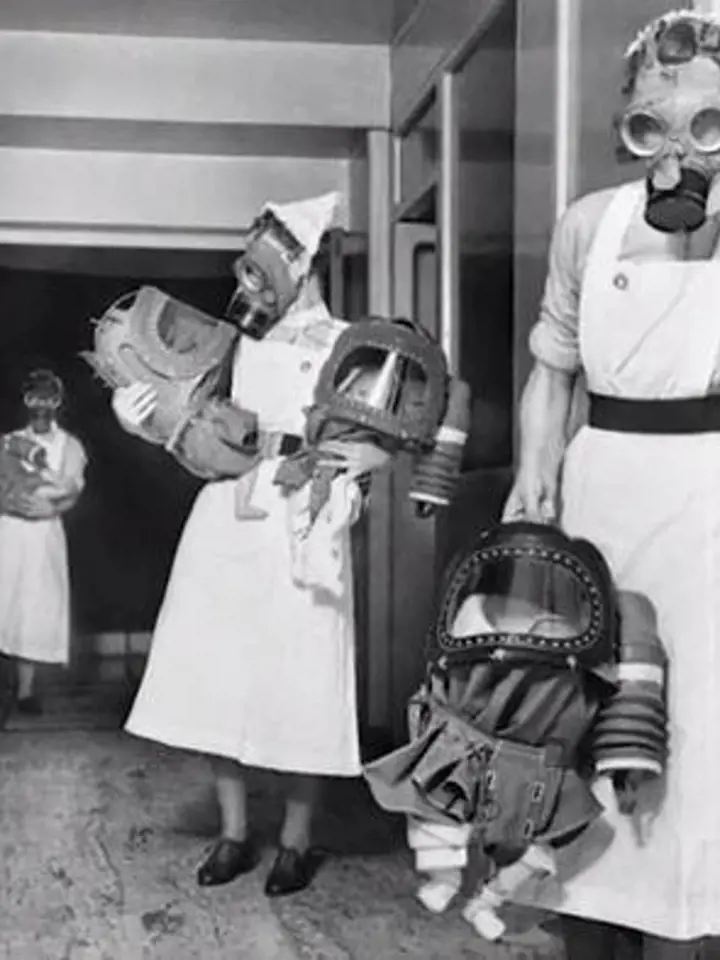 Plynové masky pro miminka - Anglie se rozhodla neponechat nic náhodě, a tak plynové masky chránící i před případným chemickým útokem vyráběla už i pro miminka.