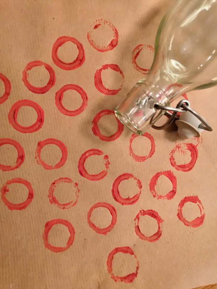 Kruhy na papíře vytvoříte hrdlem lahve