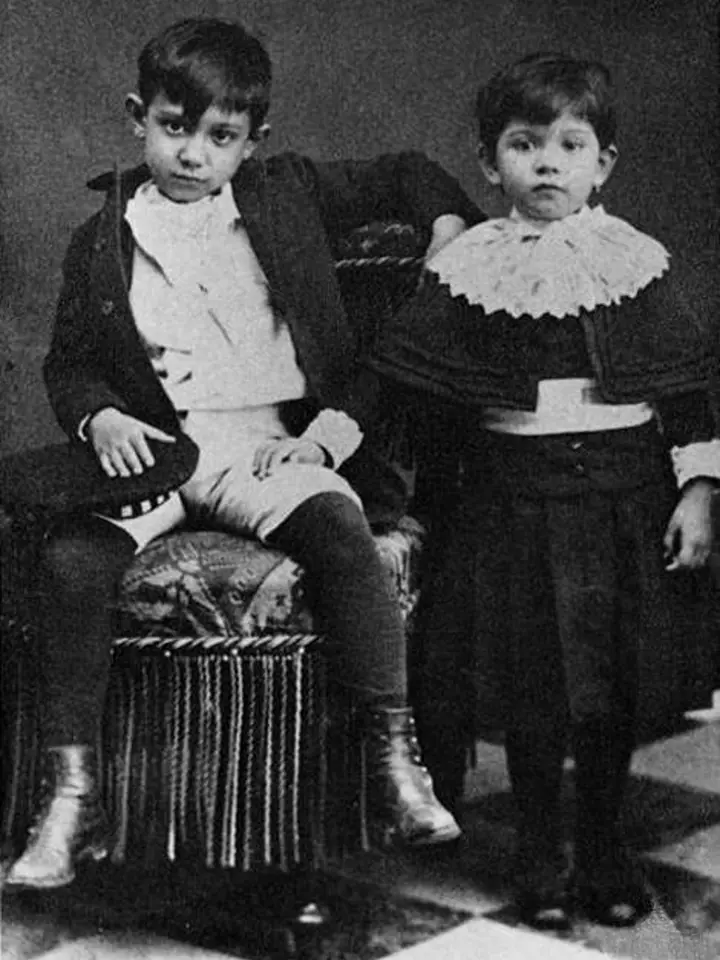 Osmiletý Pablo Picasso se sestrou Lolou.