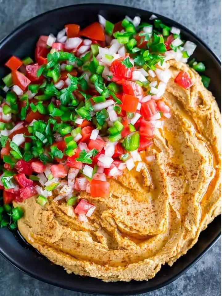 Hummus s červenou paprikou na mexický způsob.