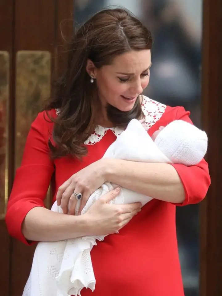 Malého prince Louise přivítala Kate v červených šatech s bílým límečkem.