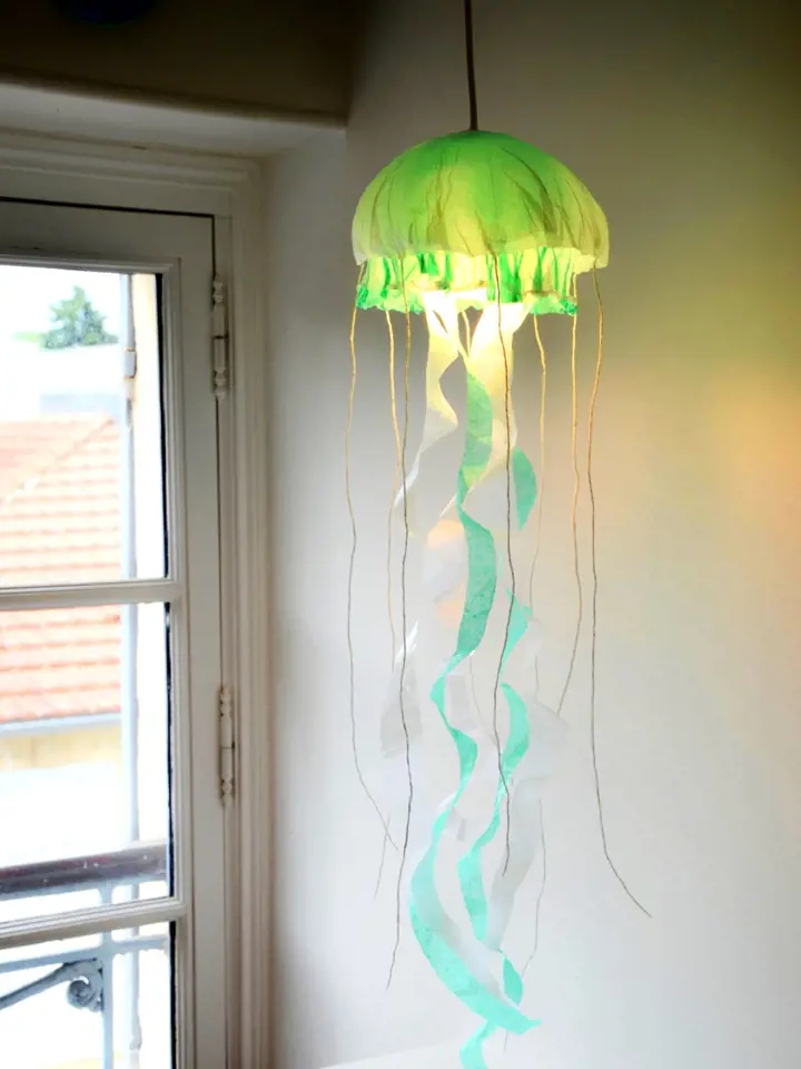 Papírová medúza jako originální lampa a dekorace
