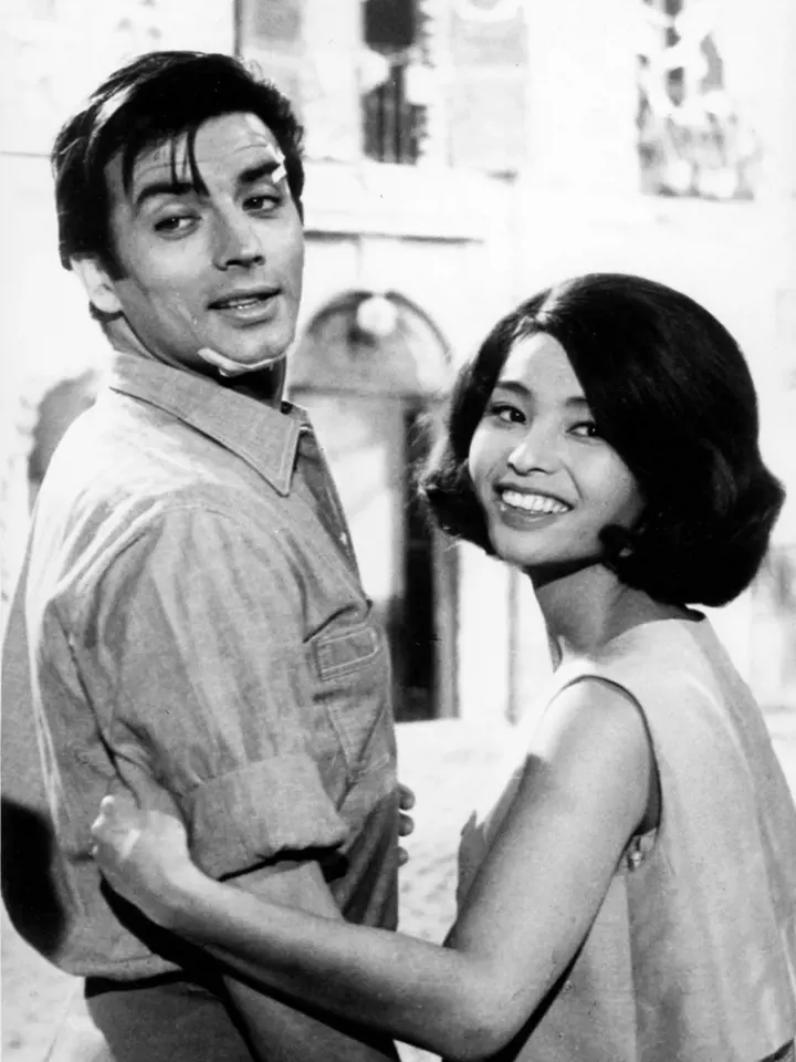 V italské komedii Akiko (1961) mu dělala společnost Akiko Wakabayashi.